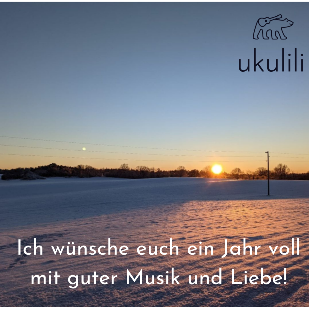 Foto von Schnee über Feld bei Dämmerung. Sonnenuntergang und Mond sichtbar. Text: Ich wünsche euch ein Jahr voll mit guter Musik und Liebe! Darüber Logo von Ukulili mit Eisbär, der Ukulele trägt.