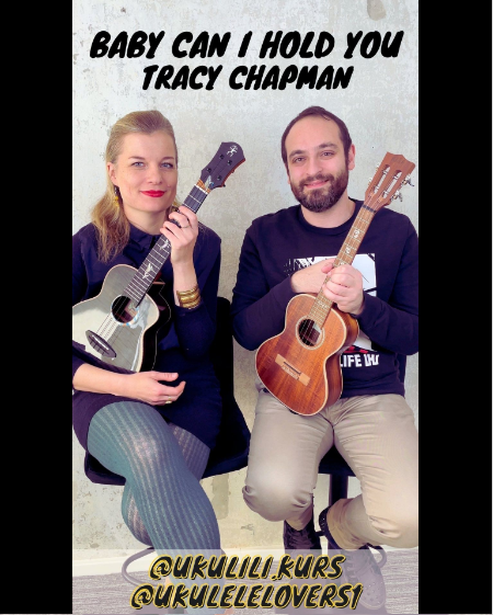 Foto von Ukulili neben Vincenzo. Beide sitzen auf Stühlen mit ihren Ukulelen in der Hand und lächeln in die Kamera. Überschrift Baby can i hold you, Tracy Chapman.