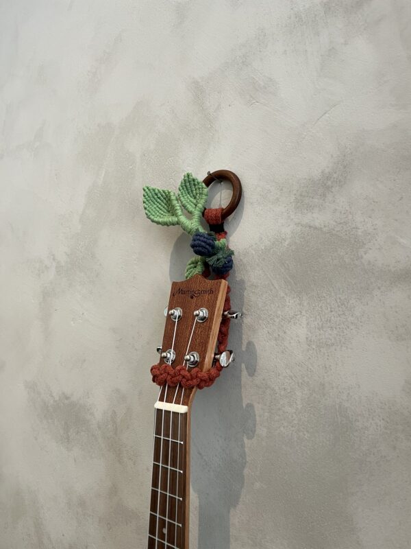 Ukulelenhalter im Blaubeer-Design